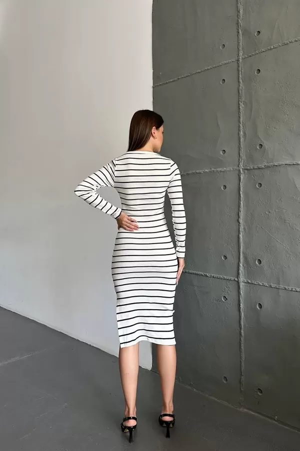 Yırtmaçlı Beyaz Siyah Çizgili Midi Elbise