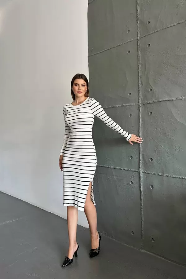 Yırtmaçlı Beyaz Siyah Çizgili Midi Elbise