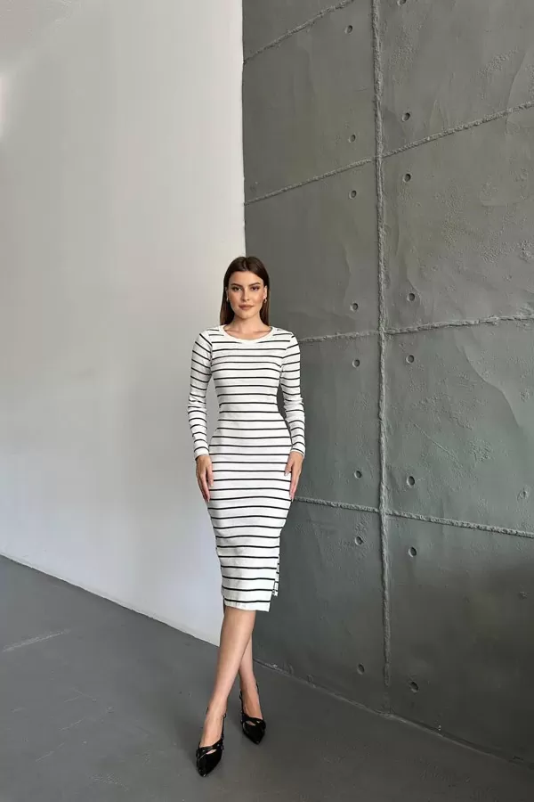 Yırtmaçlı Beyaz Siyah Çizgili Midi Elbise