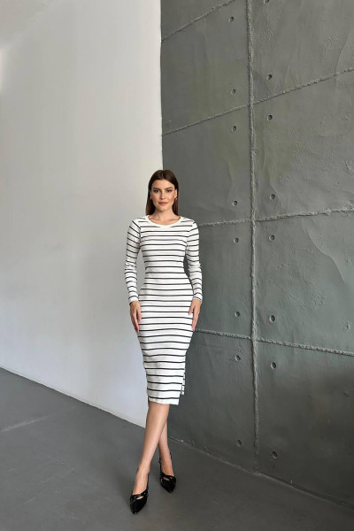 Yırtmaçlı Beyaz Siyah Çizgili Midi Elbise